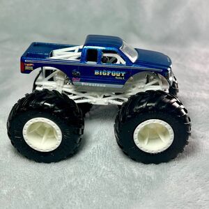 Hot Wheels Monster Trucks Bigfoot Leading Legends 1:64 Scale 4x4x4